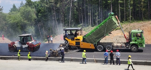 烟长高速公路项目ATB-25沥青稳定碎石基层试验段顺利摊铺