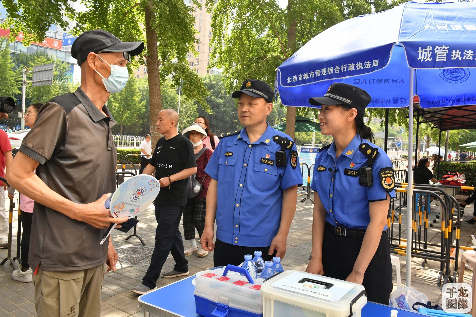 北京海淀城管启动高考爱心服务站，助力学子金榜题名