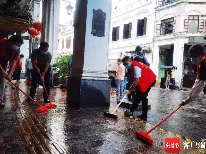 海口中山街道开展步行街路面油污清理 为市民游客营造整洁环境