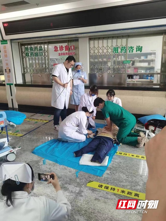 南华医院药学部与急诊科共同组织开展患者突发心脏骤停抢救应急演练