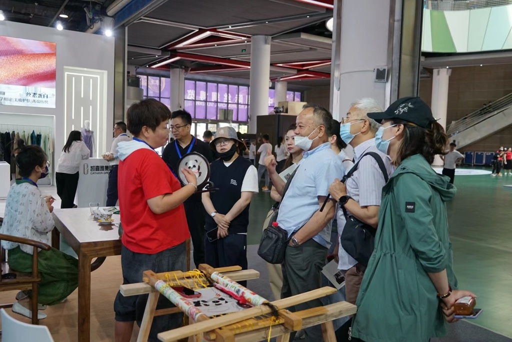 意向协议5800万元 四川丝绸组团亮相中国国际丝绸博览会