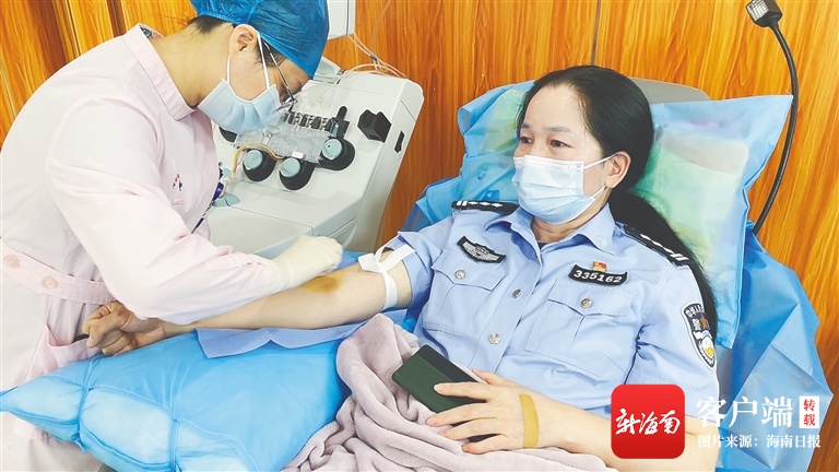 海口美兰边检站53岁女民警邓梓梅：36张献血证，23年的坚持