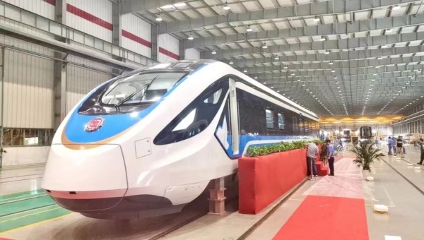连接两大交通枢纽！国内首款市域C型动车组在上海清新亮相