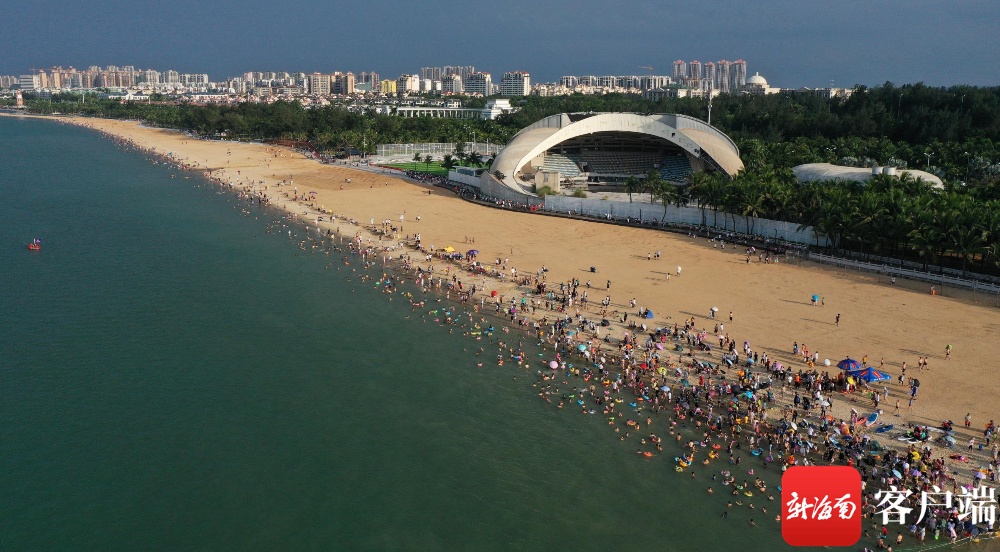 原创组图 | 海口假日海滩“备战”端午 迎接市民游客“洗龙水”