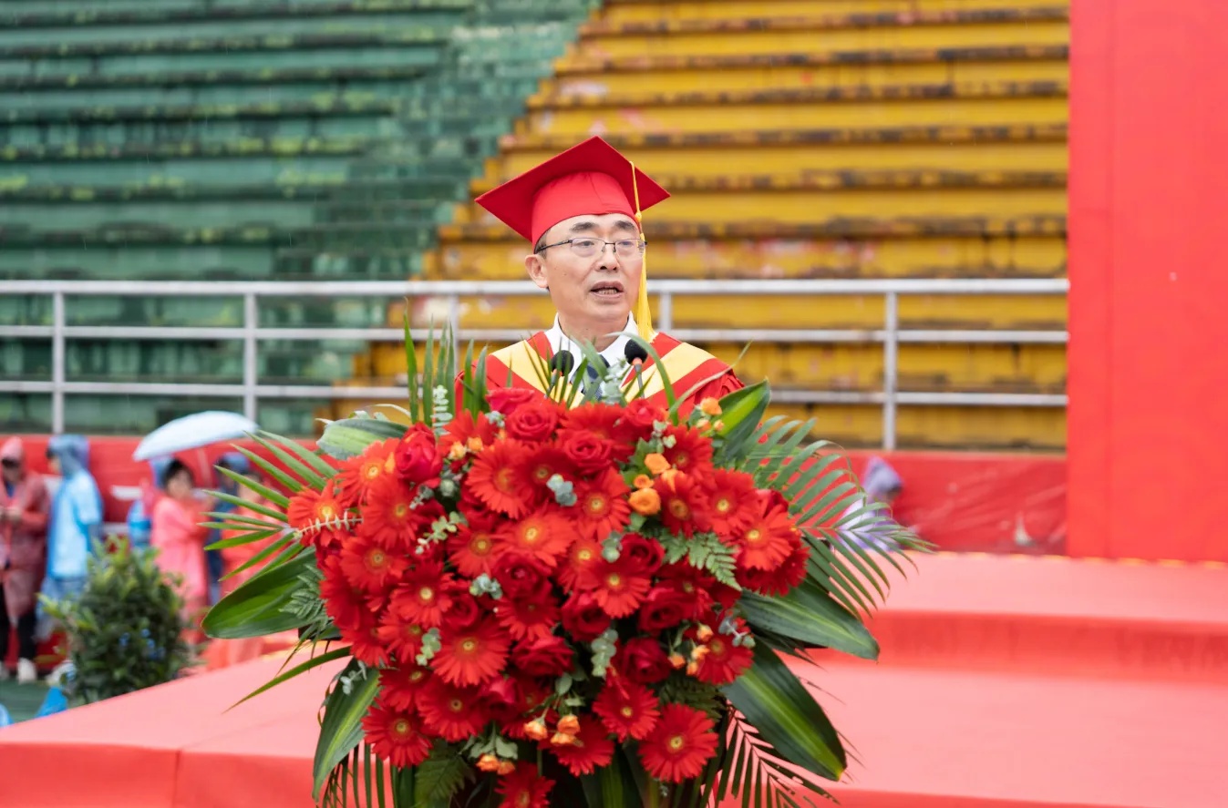 成都理工大学校长刘清友：在“志不求易、事不避难”中不断超越，在学习和实践中走向更加美好的未来  | 毕业季·校长说