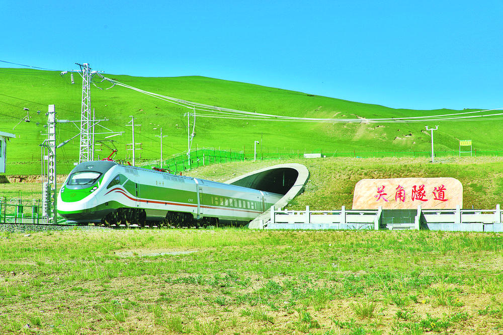 动车组试验列车在青藏铁路西格段上线运行“复兴号”动车将于7月1日正式运营