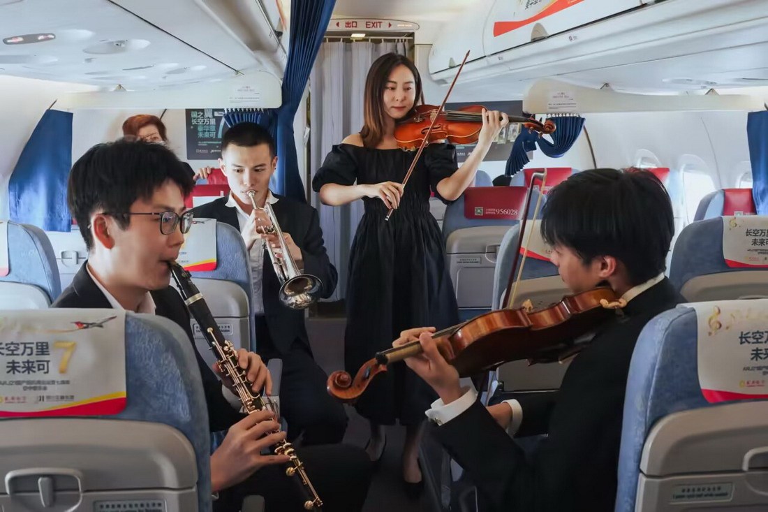 ARJ21首航7周年 成都航空携手四川交响乐团举办“空中音乐会”
