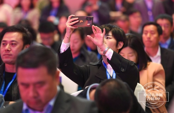 聚焦第三届中国新电商大会|特别观察:新电商新发展,记者在会场看见、听见、预见……