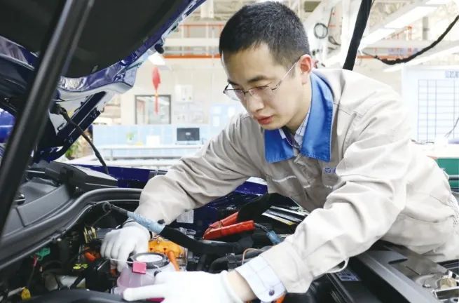 骄傲!长春汽车工业高等专科学校毕业生曾凯凯荣获“全国技术能手”荣誉称号(图2) 骄傲!长春汽车工业高等专科学校毕业生曾凯凯荣获“全国技术能手”荣誉称号(图2)