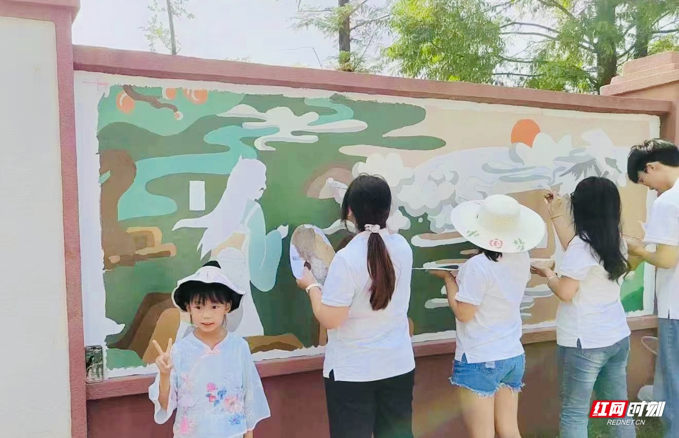 长沙学院师生原创20幅墙绘成“湖湘文化”新晋打卡点(图1) 长沙学院师生原创20幅墙绘成“湖湘文化”新晋打卡点(图1)