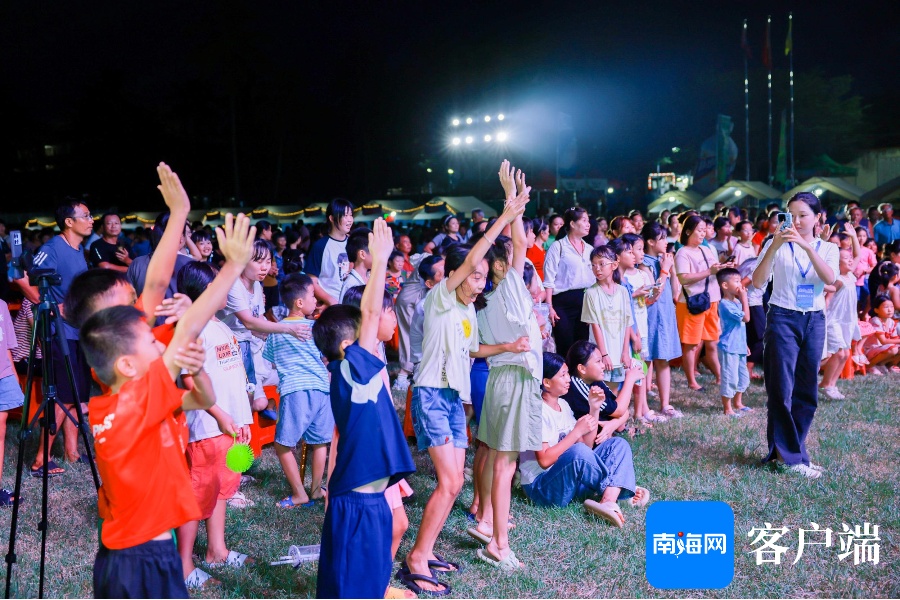 海南“村VA” 边看球边学知识!“六水共治”宣传走进东阁站(图2) 海南“村VA” 边看球边学知识!“六水共治”宣传走进东阁站(图2)