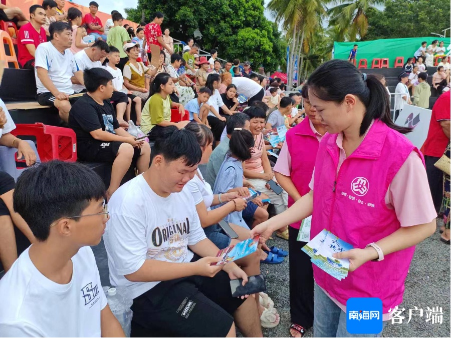 海南“村VA” 边看球边学知识!“六水共治”宣传走进东阁站(图3) 海南“村VA” 边看球边学知识!“六水共治”宣传走进东阁站(图3)