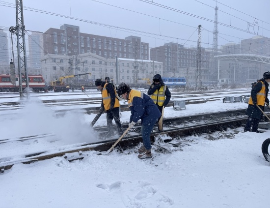 长春站组织除冰除雪突击队 确保旅客安全出行(图1)