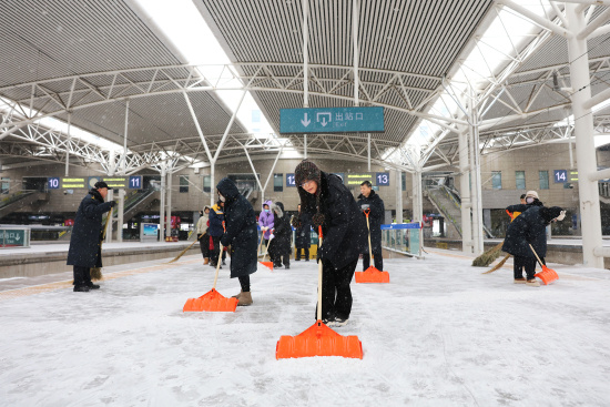 长春站组织除冰除雪突击队 确保旅客安全出行(图2)