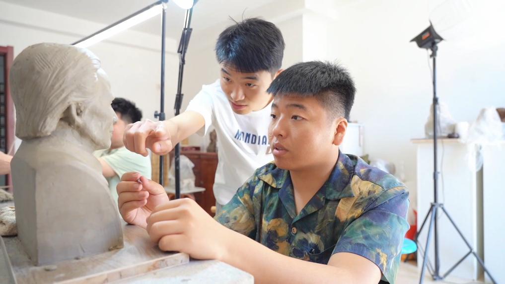 新华视点|新青年职业图鉴:解锁多元赛道绽放青春异彩(图1)