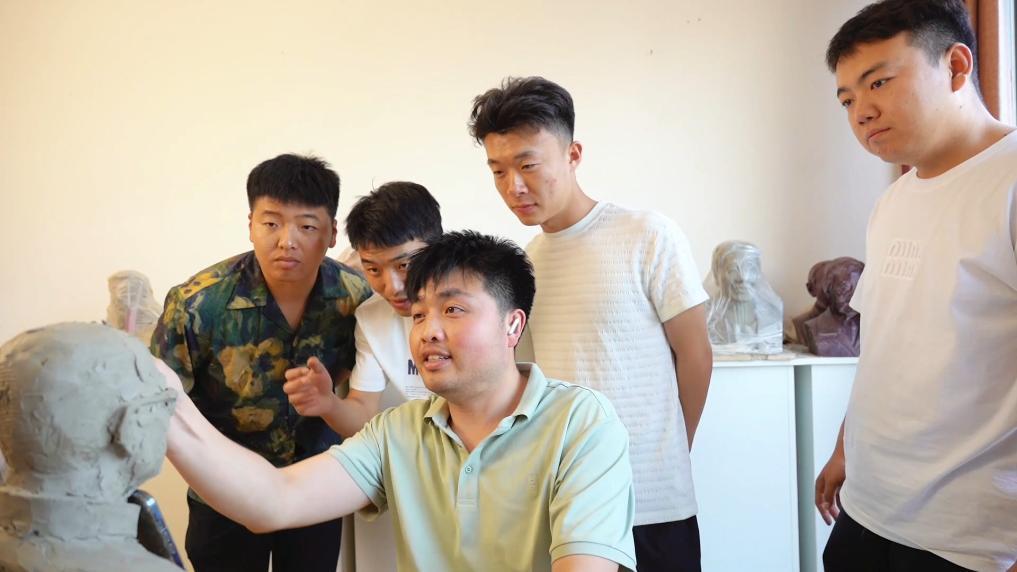 新华视点|新青年职业图鉴:解锁多元赛道绽放青春异彩(图7)