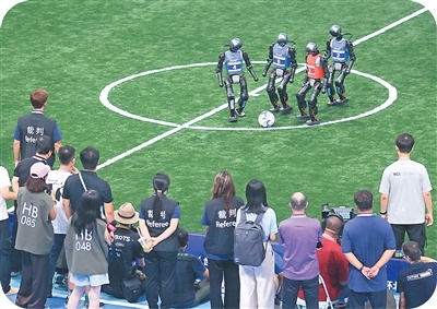 机器人“开大会”中国企业探先机（国际论道）(图1)