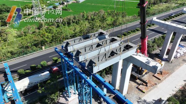 甬台温高速改扩建宁波北段项目首跨钢箱梁完成架设