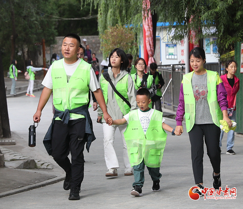 秋日登高“医”起行 省人民医院组织五泉山登山活动(图2) 秋日登高“医”起行 省人民医院组织五泉山登山活动(图2)