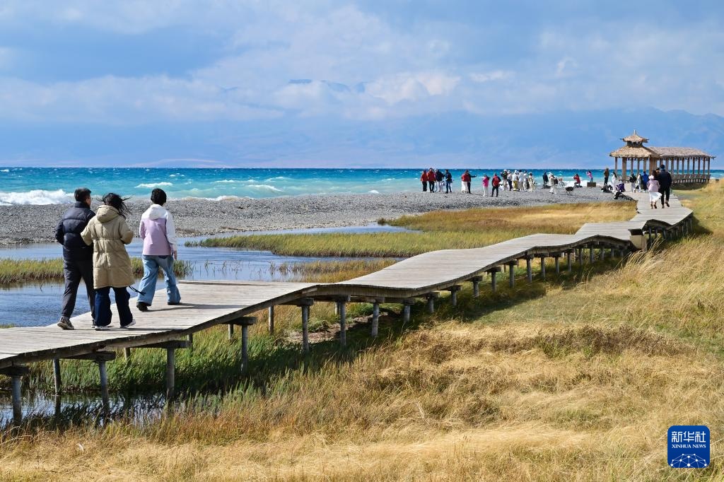 尊龙官网砥砺奋进七十载 天山南北谱华章丨赛湖秋景美|精品一卡二卡三卡四卡视频区|