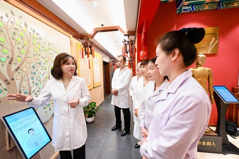 “北京榜样•最美互联网从业者”提名人选｜何银萍：互联网时代的最美医者(图2)