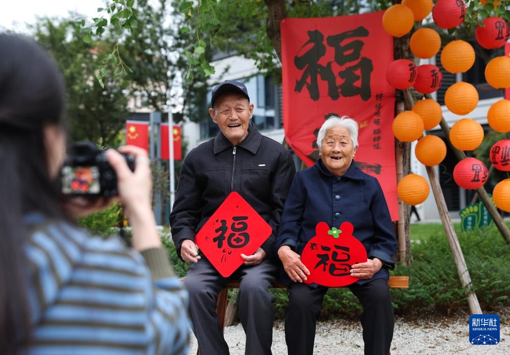 浙江湖州:志愿者助老敬老“迎重阳”