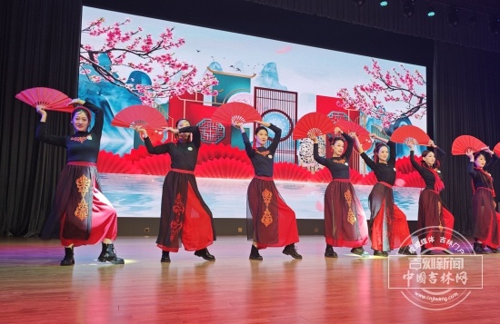 “时代风尚”文艺志愿服务走进吉林外国语大学(图2)