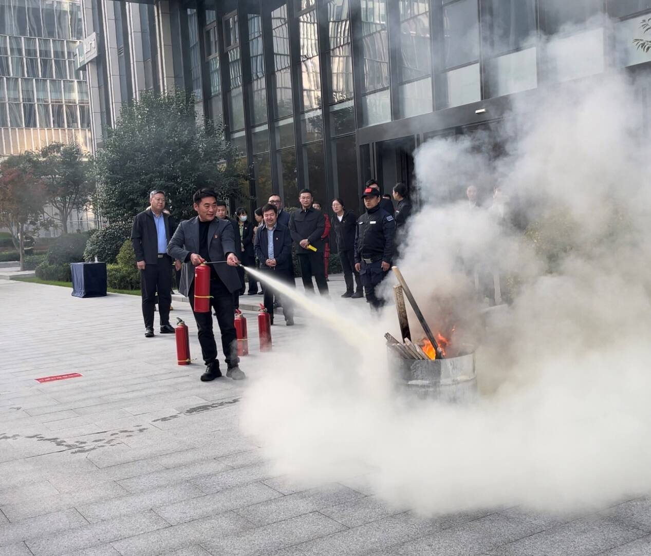 铁发资产举办“演练践于行 消防护安宁” 主题党日活动 筑牢楼宇安全“防护墙”(图2)