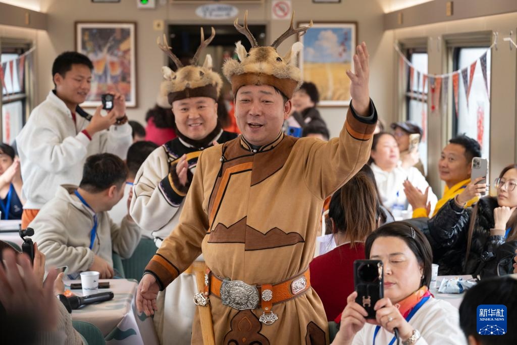 黑龙江开行今冬首趟冰雪旅游列车(图1)