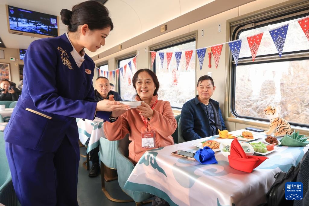 黑龙江开行今冬首趟冰雪旅游列车(图3)