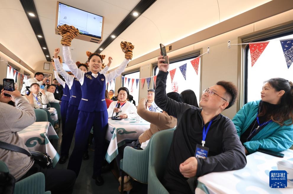 黑龙江开行今冬首趟冰雪旅游列车(图5)