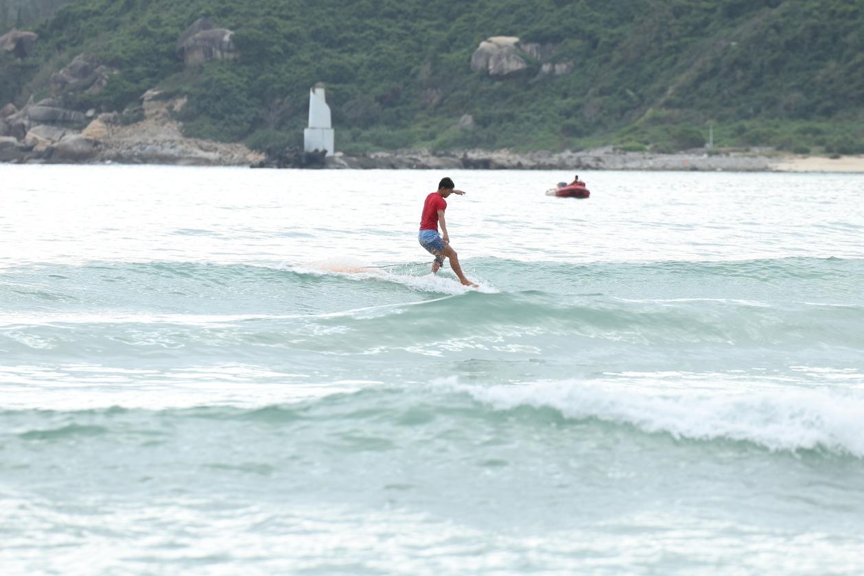 浪花与青春共舞 2025年全国冲浪青少年锦标赛三亚开赛