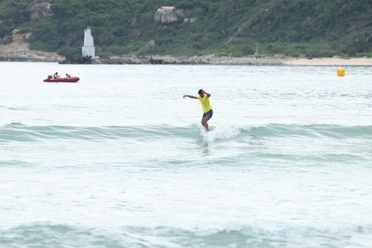 浪花与青春共舞 2025年全国冲浪青少年锦标赛三亚开赛(图2)