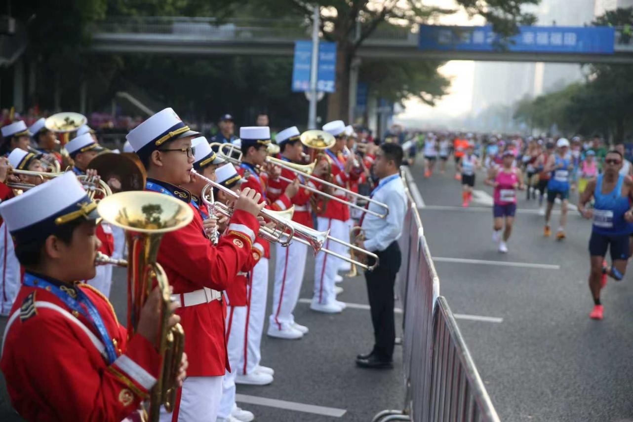 深圳少警化身“能量加油站”助跑马拉松
