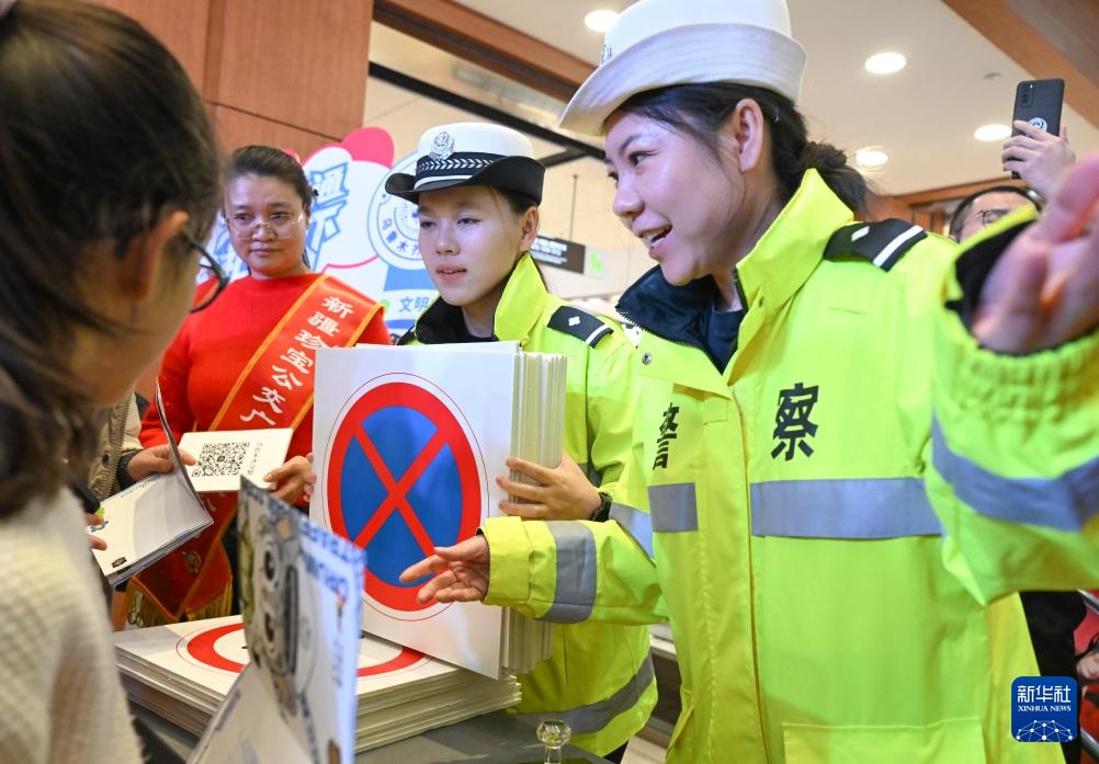 乌鲁木齐：平安启新岁交通安全宣传进万家