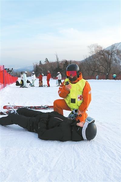 滑雪巡救员——雪道上的“安全哨兵”（新职·新知㉝）(图2)
