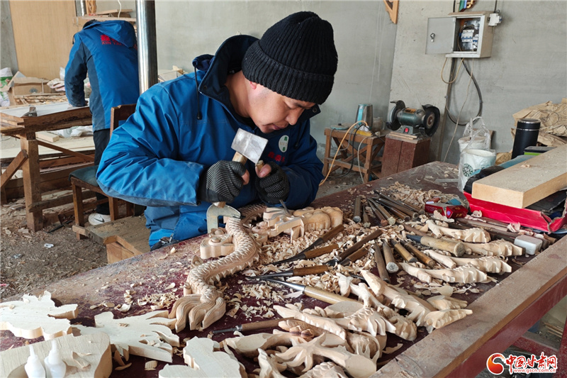 陇原山乡新画卷丨甘谷：匠心守非遗 智造“雕”振兴(图1)