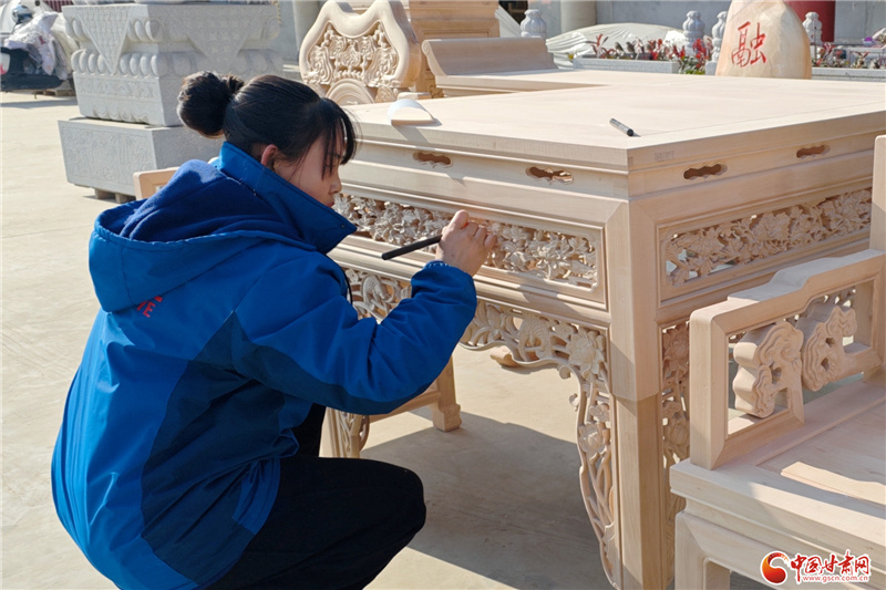 陇原山乡新画卷丨甘谷：匠心守非遗 智造“雕”振兴(图3)