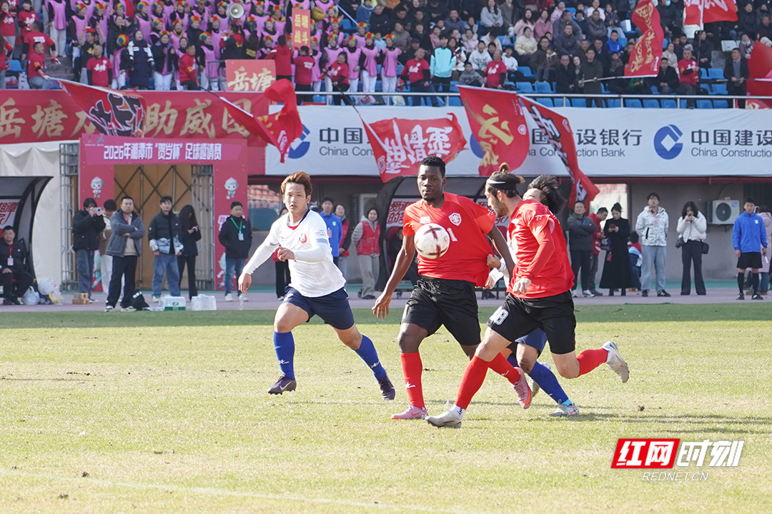 世界杯-足球赛事比分体育网视频丨绿茵驰骋激战酣 市集年味满岳塘