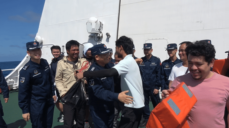全记录！中国海警在中国黄岩岛附近海域向菲方顺利移交17名菲籍获救船员(图3)