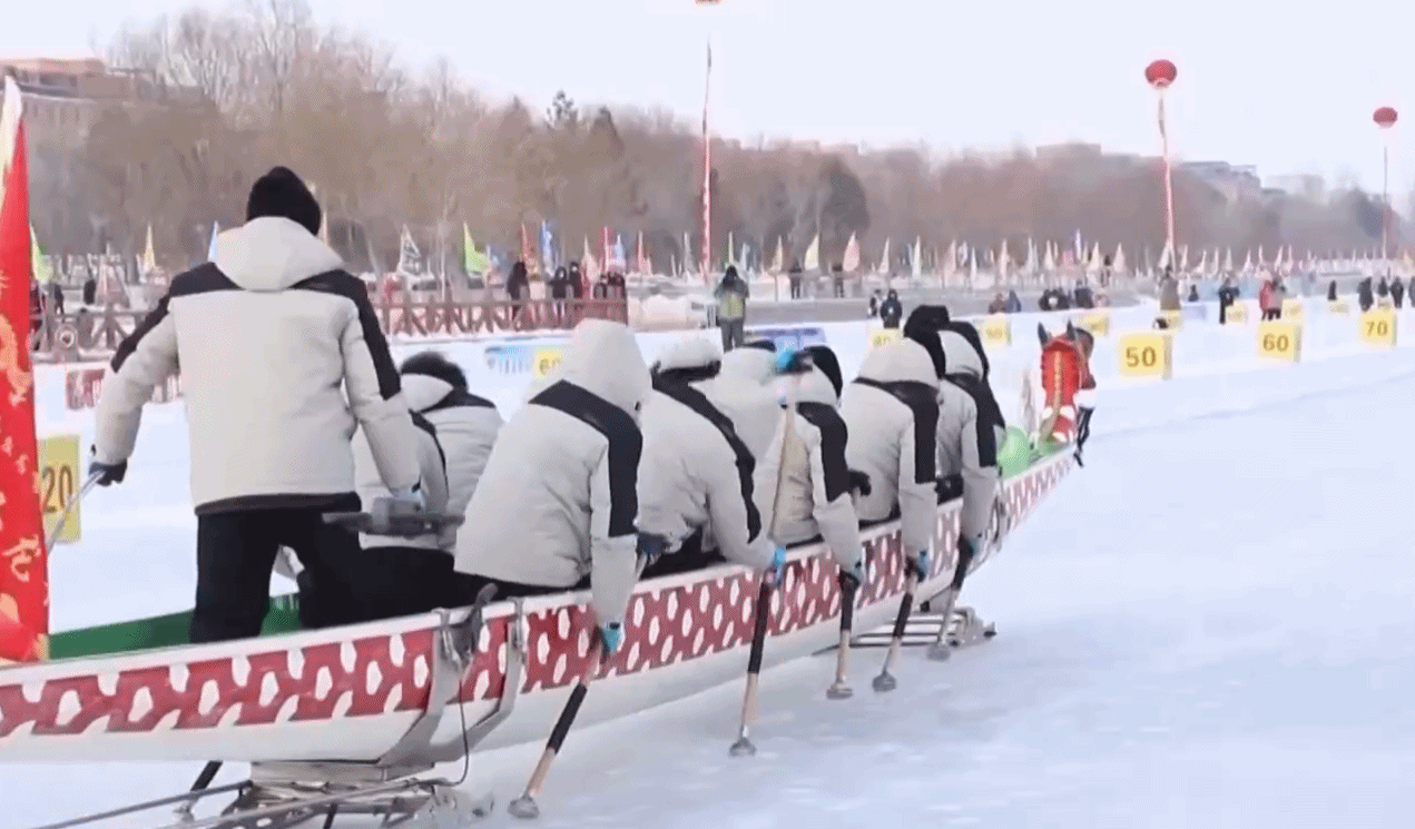 视频丨冰河竞渡春意浓 新疆北屯冰上龙舟赛点燃冬日热情(图1)