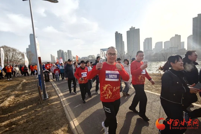 兰州城关区举办迎新春健步行暨年货大集近800人沿黄河踏春迎新(图1)