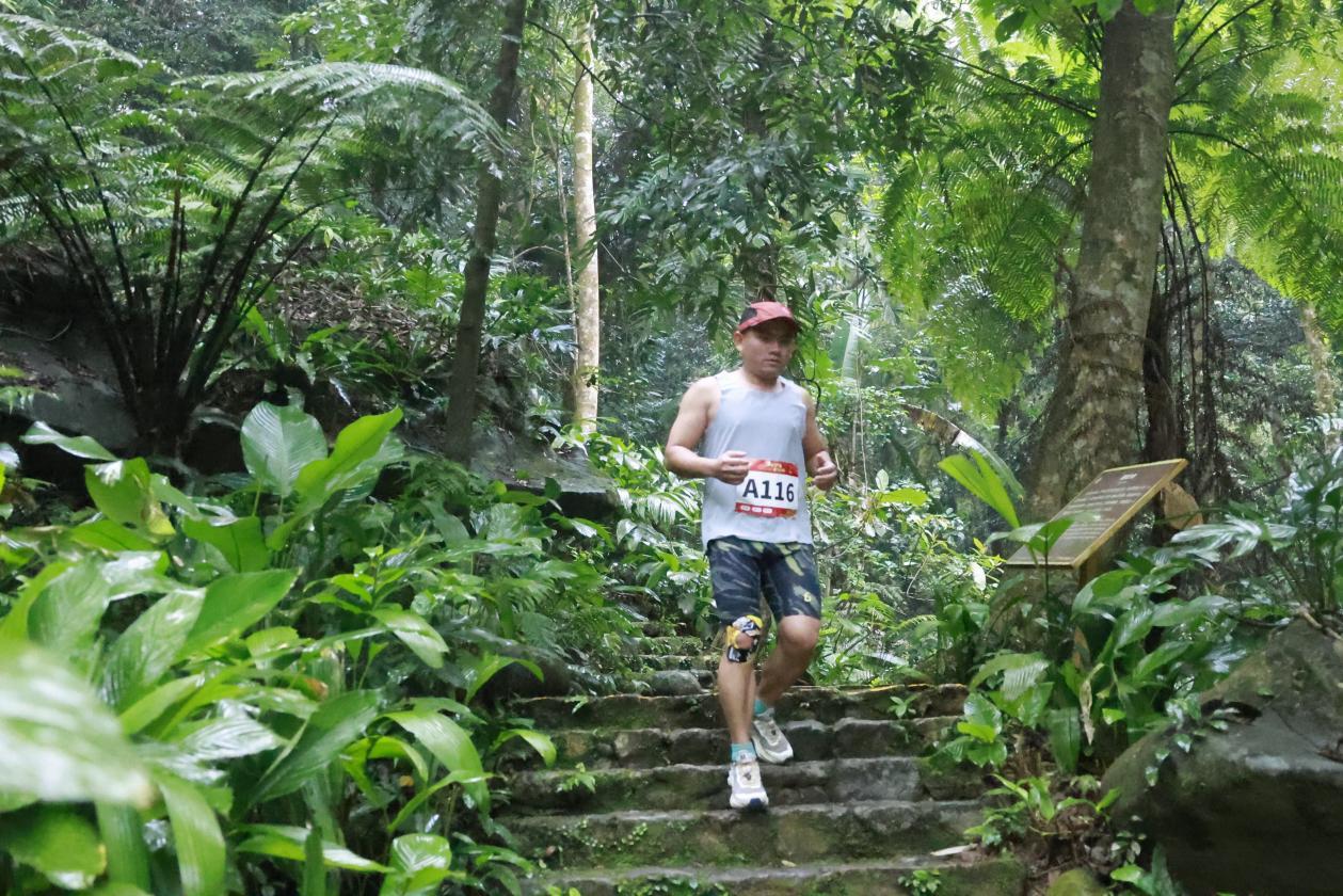 2026迎新登高琼中热带雨林山地越野挑战赛举行(图2)