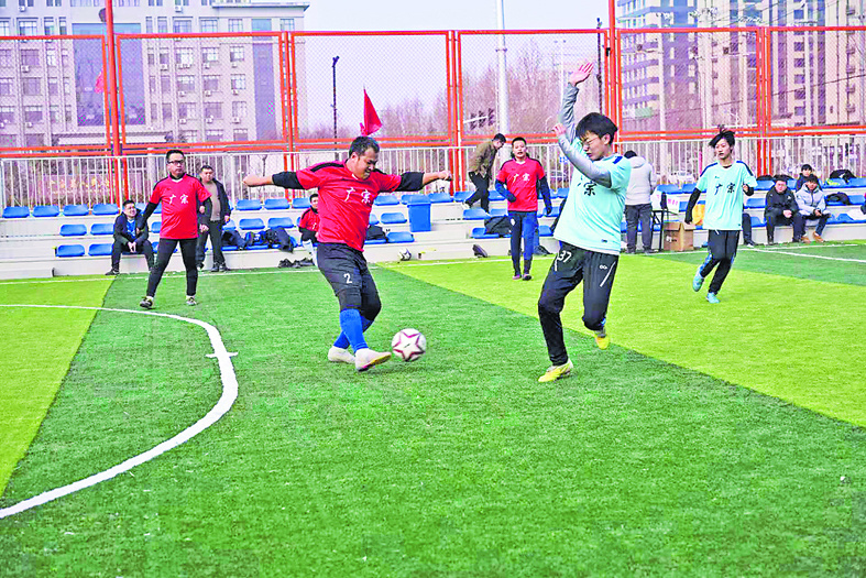 “民盟教练”进校园带孩子踢进“广宗村超”“民盟足球特色班”让更多孩子接触到专业足球培训(图1)