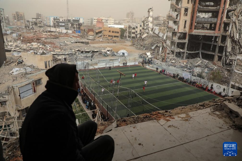 加沙地带：废墟中的足球赛(图2)