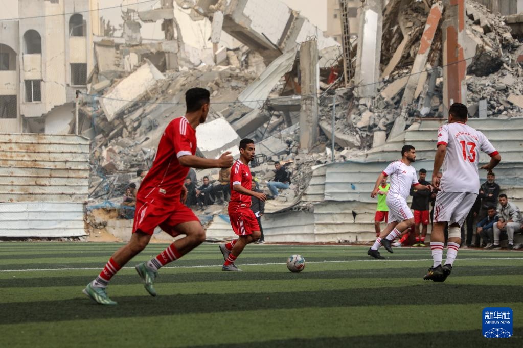 加沙地带：废墟中的足球赛(图3)