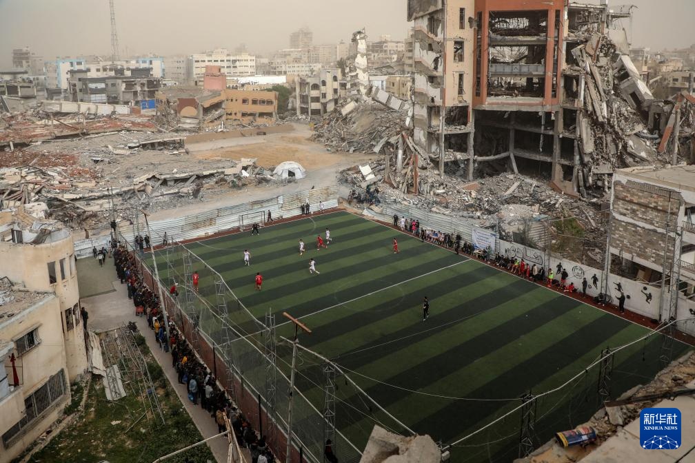 加沙地带：废墟中的足球赛(图4)