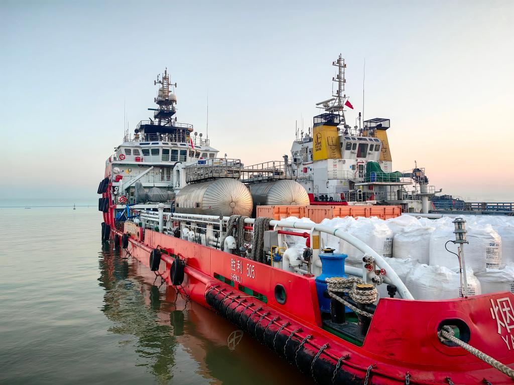 新春走基层·记者体验360行丨驶进渤海湾跟随船员为海上油井送物料(图1)