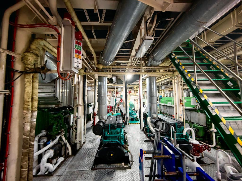 新春走基层·记者体验360行丨驶进渤海湾跟随船员为海上油井送物料(图2)