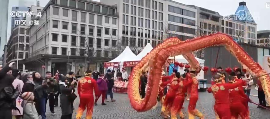 从庙会到龙舟赛：全球多地共庆马年春节 感受中国年味(图3)